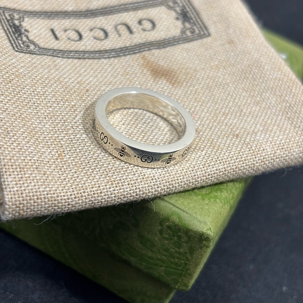 Gucci GG and Bee Engraved Silver Ring - Picture 3 of 9